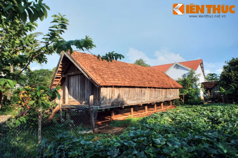 Những ngôi nhà này có hình dáng như một con thuyền, cửa chính mở phía trái nhà, cửa sổ mở ra ở phía hông, bên trong nhà có trần gỗ hình vòm giống mui thuyền.