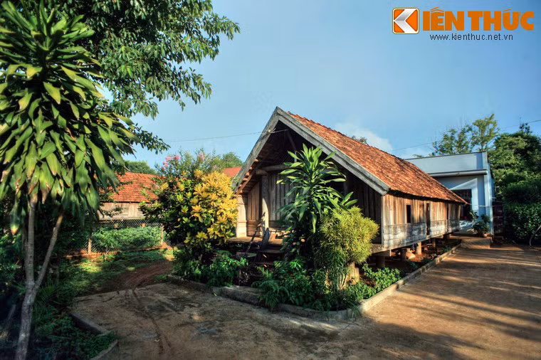 Hiện tại, toàn buôn có khoảng 30 ngôi nhà dài xếp dọc theo con đường chính. Nhà dài là một nét văn hóa đặc sắc của người Ê Đê, là nơi sinh sống của nhiều thế hệ trong một đại gia đình theo chế độ mẫu hệ.