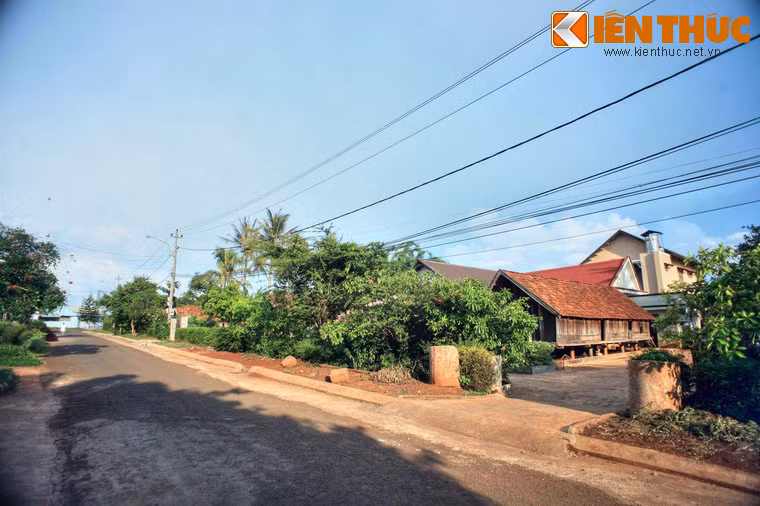 Nằm ở cuối đường Trần Nhật Duật, cách trung tâm Thành phố Buôn Mê Thuột hơn 2km về hướng Bắc, buôn Akõ Dhông hay buôn Cô Thôn, là một địa danh mang đậm nét văn hóa truyền thống của người Ê Đê ở thủ phủ cà phê của Việt Nam.