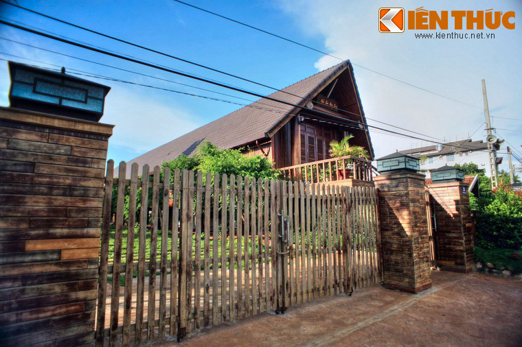 Hòa nhịp cùng cuộc sống hiện đại, kiến trúc nhà dài ở buôn Akõ Dhông cũng không còn “nguyên bản” mà pha trộn với nhiều yếu tố kiến trúc mới và được trang bị đầy đủ tiện nghi.