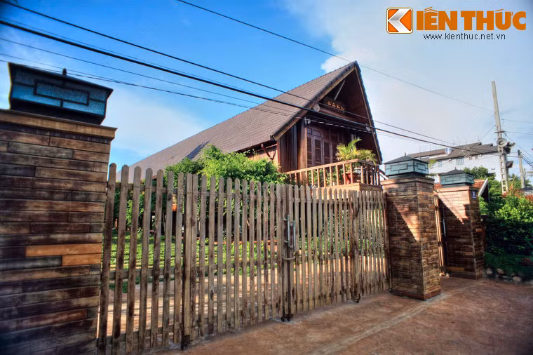 Hòa nhịp cùng cuộc sống hiện đại, kiến trúc nhà dài ở buôn Akõ Dhông cũng không còn “nguyên bản” mà pha trộn với nhiều yếu tố kiến trúc mới và được trang bị đầy đủ tiện nghi.