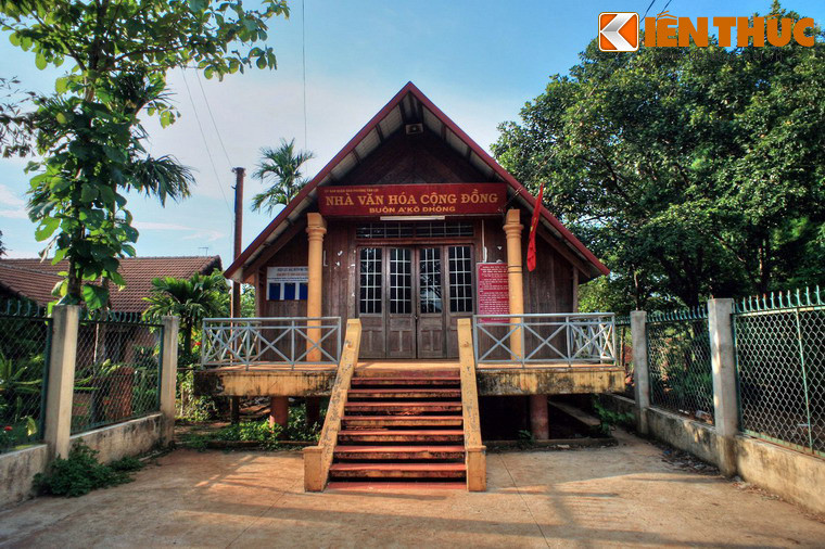 Có thể nói, giữa cuộc sống hiện đại hóa của đô thị, buôn Akõ Dhông hiện lên như một bài ca mộc mạc, ban sơ, cất lên từ truyền thống văn hóa lâu đời của một cộng đồng dân cư đã gắn bó với miền đất này qua biết bao thế hệ.