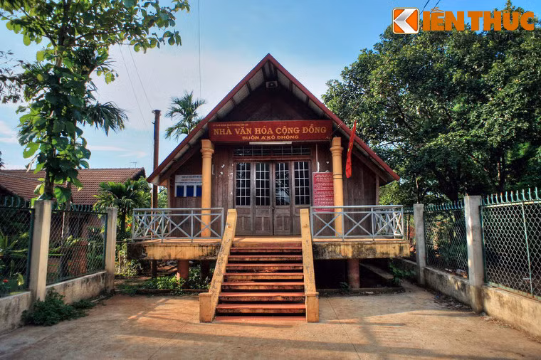 Có thể nói, giữa cuộc sống hiện đại hóa của đô thị, buôn Akõ Dhông hiện lên như một bài ca mộc mạc, ban sơ, cất lên từ truyền thống văn hóa lâu đời của một cộng đồng dân cư đã gắn bó với miền đất này qua biết bao thế hệ.