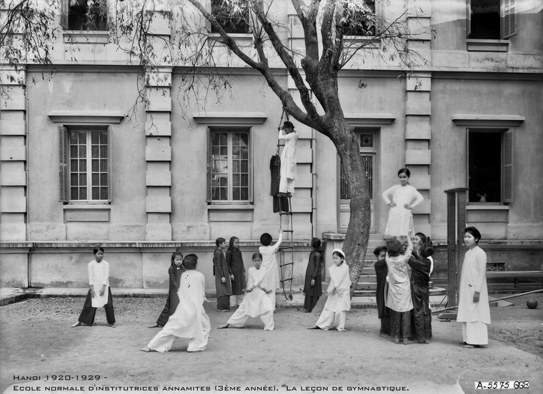 Các nữ sinh leo thang dây trong giờ thể dục.