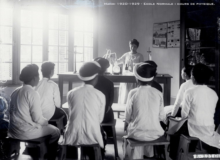 Giảng viên Pháp tiến hành thì nghiệm trong giờ học vật lý.