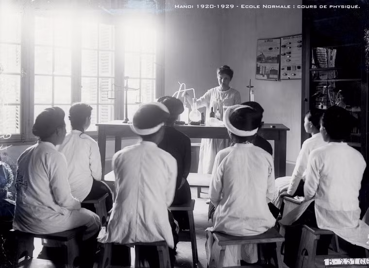 Giảng viên Pháp tiến hành thì nghiệm trong giờ học vật lý.