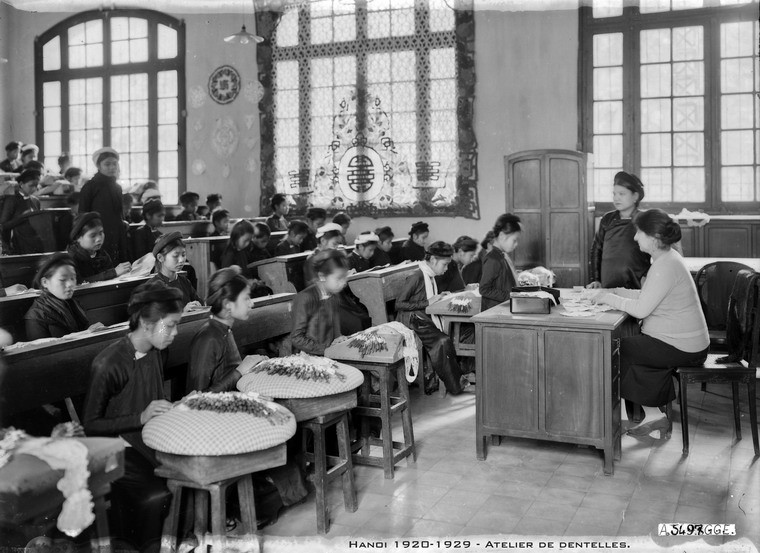 Nữ giảng viên Jouin quản lớp trong một buổi học thêu.