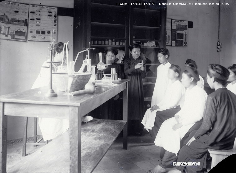 Giờ học hóa với các giáo cụ trực quan.