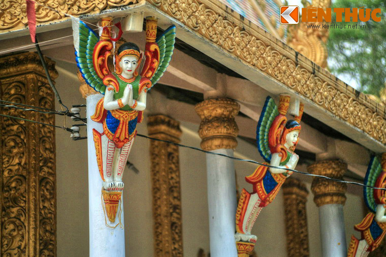 Bao quanh chánh điện là các hàng cột đỡ, mỗi cột có một tượng tiên nữ Keynor chắp hai tay trước ngực...