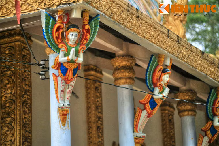 Bao quanh chánh điện là các hàng cột đỡ, mỗi cột có một tượng tiên nữ Keynor chắp hai tay trước ngực...