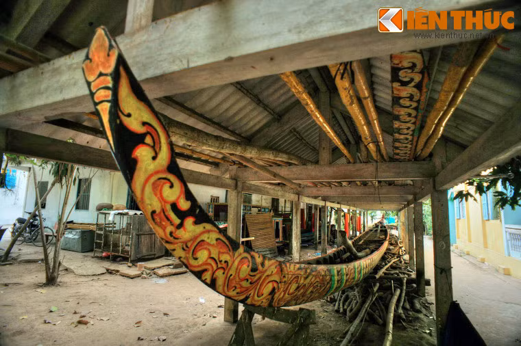 Chiếc ghe ngo - thuyền rồng truyền thống của ngươi dân tộc Khmer được bày trong khuôn viên chùa, sẽ được sử dụng trong các kỳ lễ hội Khmer.
