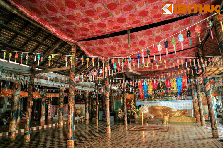 Nhà hội Sa La với kiến trúc kiểu nhà rông là nơi nghỉ ngơi, tu học của các sư sãi...