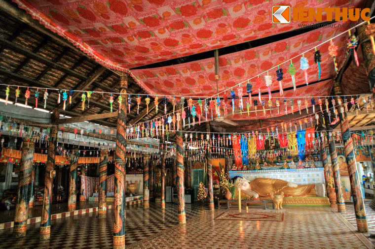 Nhà hội Sa La với kiến trúc kiểu nhà rông là nơi nghỉ ngơi, tu học của các sư sãi...