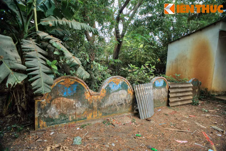 Một điều kỳ lạ khác ở chùa Dơi là phía sau chùa có những ngôi mộ dành cho heo 5 móng (heo thường có 4 móng). Theo quan niệm của người Khmer, heo 5 móng là con vật “thành tinh” do con người đầu thai, gia đình nào nuôi phải con heo này thì sẽ gặp bất hạnh, lục đục.