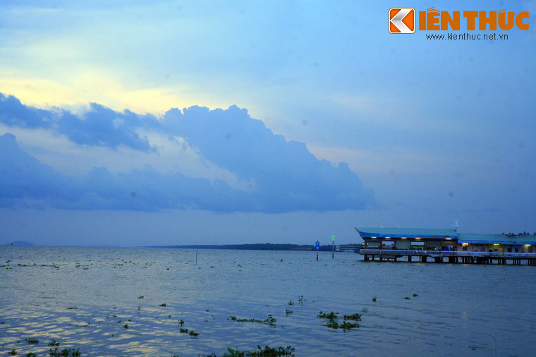 Ngoài các địa điểm trên, vịnh Hà Tiên còn nhiều thắng cảnh khác như quần đảo Hải Tặc, quần đảo Nam Du, cùng các đô thị ven biển sôi động và giàu bản sắc văn hóa như thành phố Rạch Giá, thành phố Hà Tiên…