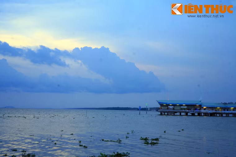 Ngoài các địa điểm trên, vịnh Hà Tiên còn nhiều thắng cảnh khác như quần đảo Hải Tặc, quần đảo Nam Du, cùng các đô thị ven biển sôi động và giàu bản sắc văn hóa như thành phố Rạch Giá, thành phố Hà Tiên…