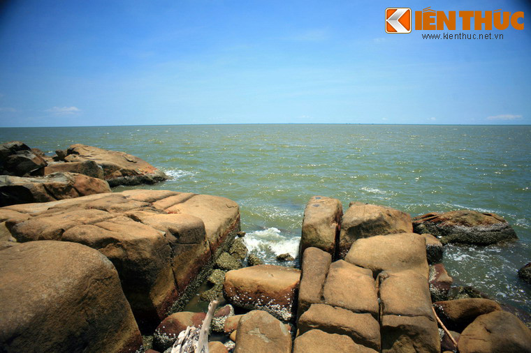 Hòn Đá Bạc có nhiều khung cảnh thiên nhiên độc đáo, điển hình là những khối hoa cương xếp chồng lên nhau, với những hình thù lạ lùng các mảng rừng nguyên sinh.