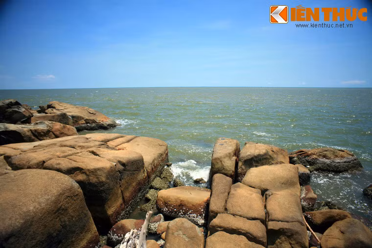 Hòn Đá Bạc có nhiều khung cảnh thiên nhiên độc đáo, điển hình là những khối hoa cương xếp chồng lên nhau, với những hình thù lạ lùng các mảng rừng nguyên sinh.