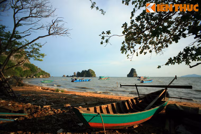 Ngược dòng lịch sử, với vị trí địa lý trọng yếu, từ hơn 300 năm trước, vịnh Hà Tiên đã là một vùng biển có sự giao thương nhộn nhịp của nhiều quốc gia. Đây cũng là nơi chứng kiến sự phát triển và suy tàn của nhiều nền văn minh như Khmer, Óc Eo, Phù Nam...