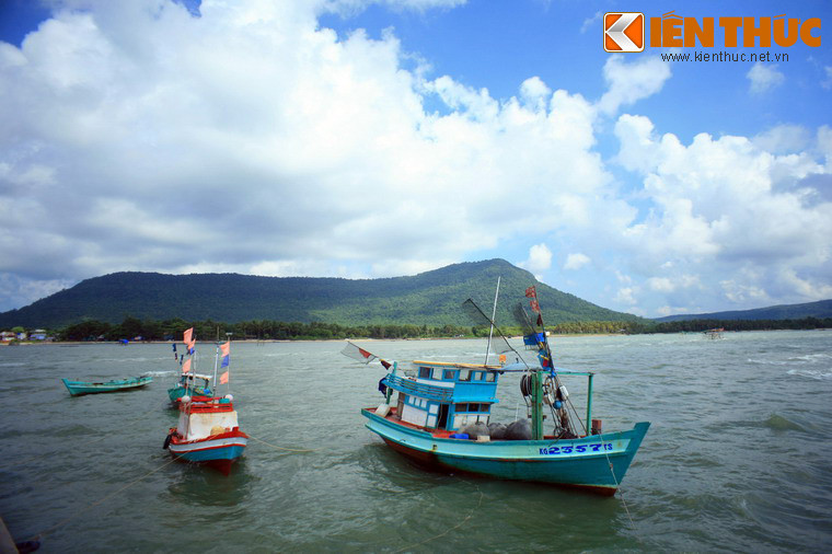 Và không thể không nhắc đến đảo Phú Quốc, hòn đảo lớn nhất Việt Nam, nằm ở phía Bắc vịnh Hà Tiên.