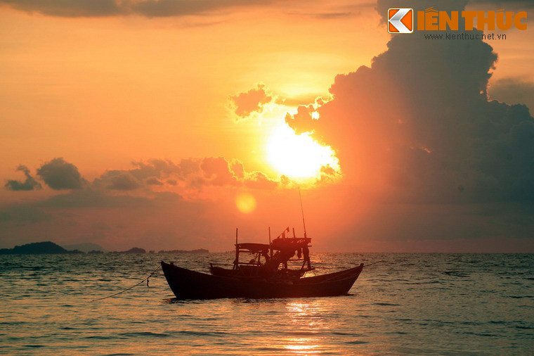 Ngày nay, bên cạnh hoạt động du lịch, vịnh Hà Tiên còn là một ngư trường quan trọng ở phía Nam, đồng thời là một mắt xích quan trọng không thể thiếu trên tuyến hàng hải từ vịnh Thái Lan tới Trung Quốc hay Phipllipins.