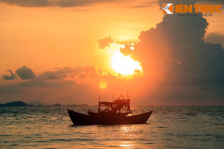 Ngày nay, bên cạnh hoạt động du lịch, vịnh Hà Tiên còn là một ngư trường quan trọng ở phía Nam, đồng thời là một mắt xích quan trọng không thể thiếu trên tuyến hàng hải từ vịnh Thái Lan tới Trung Quốc hay Phipllipins.