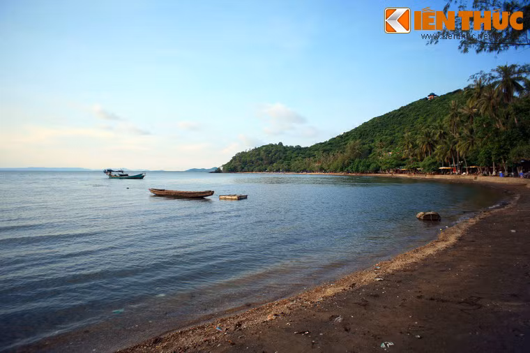 Một thắng cảnh nổi bật khác ở vịnh Hà Tiên là bãi biển Mũi Nai, thuộc địa phận phường Pháo Đài, thị xã Hà Tiên, tỉnh Kiên Giang. Bãi biển này là một trong số “Hà Tiên thập cảnh” (mười cảnh đẹp xứ Hà Tiên) được người xưa ca tụng từ hơn 300 năm trước.