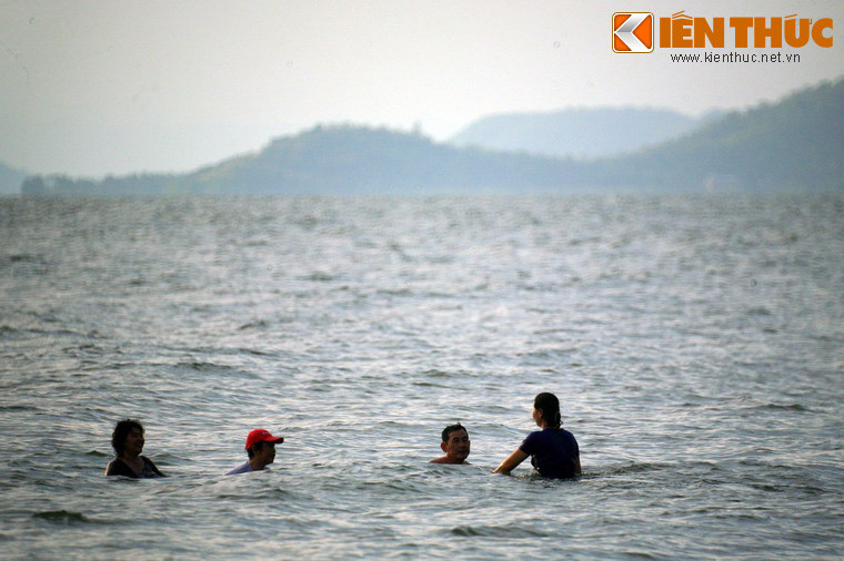 Bãi biển Mũi Nai không rộng nhưng lại êm đềm và thoai thoải, sóng không to, khí hậu ôn hoà, có thể tắm gần như quanh năm.