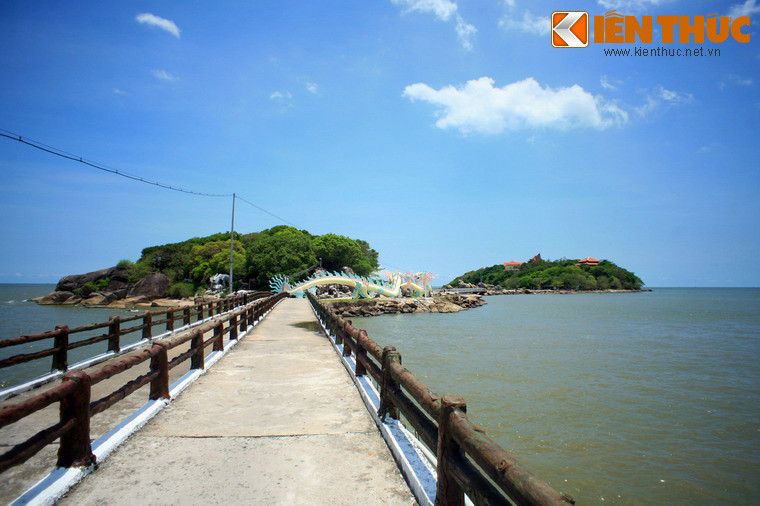 Nằm ở phía Nam vịnh Hà Tiên, Hòn Đá Bạc (xã Khánh Bình Tây, huyện Trần Văn Thời, tỉnh Cà Mau) cũng là một thắng cảnh mà du khách không nên bỏ qua. Đây là một cụm đảo gồm Hòn Ông Ngộ, Hòn Đá Lẻ và Hòn Đá Bạc nằm liền kề nhau với tổng diện tích 6,43 ha.