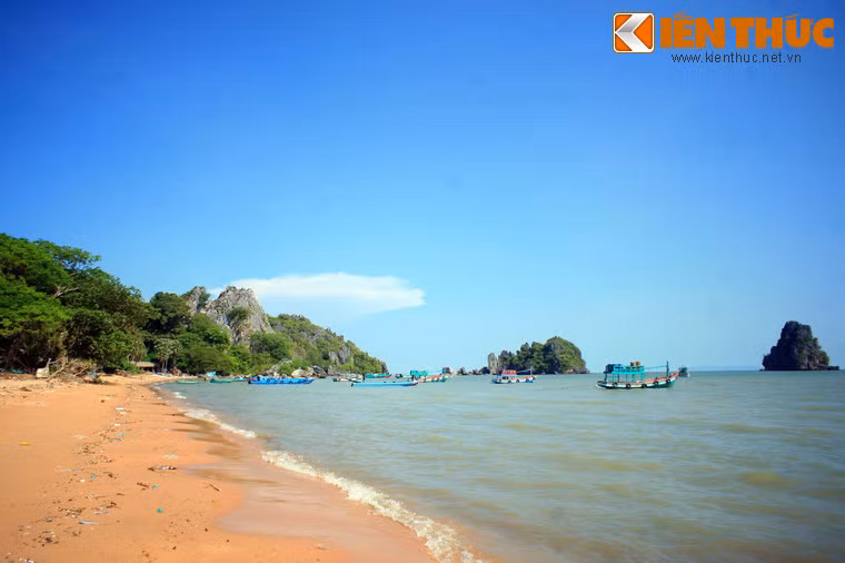 Thắng cảnh đầu tiên có thể kể đến là núi Hòn Chông, thuộc địa bàn xã Bình An, huyện Kiên Lương, tỉnh Kiên Giang. Sở dĩ có tên gọi như vậy là vì núi này bao gồm nhiều tảng đá nhọn trông xa như một bàn chông.