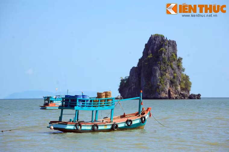 Nằm giữa bán đảo Kampot (Campuchia) bán đảo Cà Mau (Việt Nam), vịnh Hà Tiên là một vịnh biển nằm ở vị trí xa nhất về phía Nam của Việt Nam.