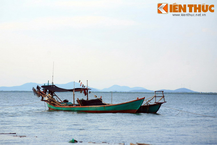 Với địa hình đang dạng gồm 105 đảo lớn nhỏ, núi rừng trùng điệp, bãi biển trải dài… từ nhiều thế kỷ trước vịnh Hà Tiên đã làm say đắm lòng người bởi non nước hữu tình. Ngày nay, vùng vịnh này là nơi tập trung nhiều thắng cảnh nổi tiếng của cả khu vực Nam Bộ.