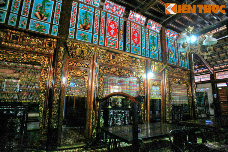 Trong các gian thờ có vô số kỷ vật cổ, đa phần bằng gỗ quý. Theo ý kiến của nhiều nhà nghiên cứu, thì Ông Trần đã sưu tầm được khá nhiều vật dụng của cả ba miền Nam-Trung-Bắc như bàn ghế, tủ thờ, những bức hoành phi, liễn thờ...