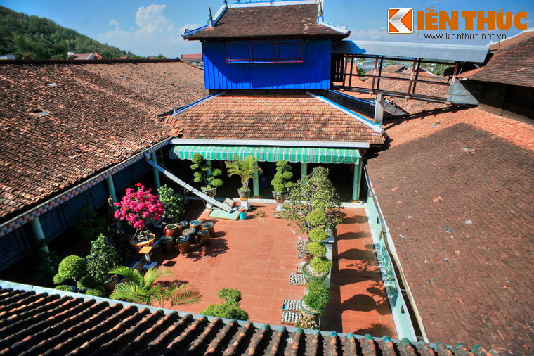 Lầu Trời, Lầu Tiên và Lầu Phật, hợp với nhà Hậu thành hình chữ "khẩu" (口), ở giữa là khoảng sân lộ thiên có hồ nước ngầm, một bể nước nổi trong có hòn non bộ.