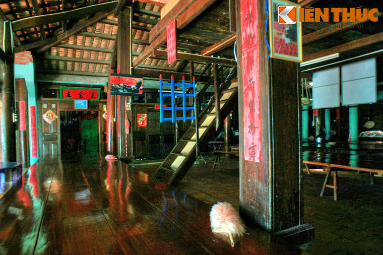 Bên trong các ngôi nhà này, các trụ cột và xà nhà đều có treo câu đối, câu liễn và hoành phi. Nổi trội nhất là các bộ bao lam đều chạm trổ hình hoa, hình thú rất khéo léo, công phu và đều được tô son thiếp vàng rực rỡ.