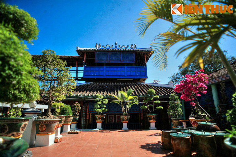 Gây ấn tượng nhất ở Nhà Lớn Long Sơn là khu nhà thờ. Khu nhà quay mặt về hướng Đông, tọa lạc trên diện tích 7.800m2, gồm tam quan, vườn hoa Bát quái, và nhiều nhà thờ.