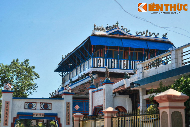 Các nhà thờ có hai dạng là nhà lầu 2 tầng 8 mái ngói là Lầu Cấm (Tiền điện), Lầu Phật (Chính điện), Lầu Trời, Lầu Tiên, Lầu Dài; và nhà trệt lợp ngói là Nhà Thánh, Nhà Hậu (Hậu điện).