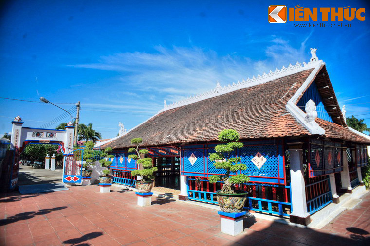 Về tổng quan, Nhà Lớn Long Sơn là một quần thể kiến trúc gồm nhiều ngôi nhà có lối kiến trúc tựa kiểu đình làng Việt Nam, được làm bằng gạch ngói và các loại gỗ quý, nằm trên tổng diện tích khoảng 2 ha.