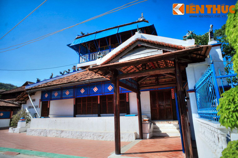 Lúc đầu, Nhà Lớn được làm bằng gỗ ván, tre nứa, nhưng sau này khi trùng tu, các con cháu và đệ tử Ông Trần đã cho thay thế một phần bằng gạch ngói và xi măng.