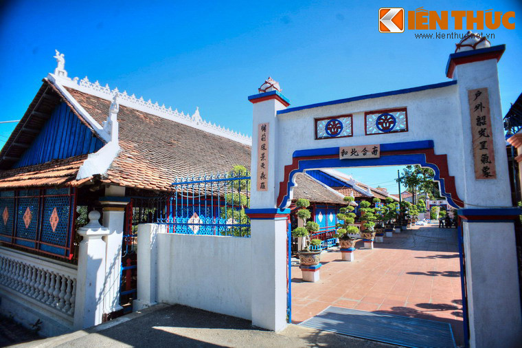 Công trình này do Ông Trần (tên thật là Lê Văn Mưu, người Hà Tiên, đến đảo Long Sơn khai hoang lập nghiệp khoảng năm 1900) một ông đạo có tiếng cho khởi công xây dựng từ năm 1910-1929. Tất cả đều nhờ tiền của và công sức tự nguyện của ông và của nhiều người tin theo ông.