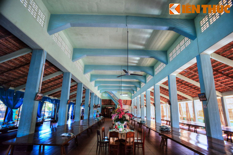 Khi tham quan Nhà Lớn, du khách sẽ bắt đầu từ khu nhà khách. Ở đây khách sẽ được mời dùng trà, bánh ít trần và khoai mì, sau đó được người hướng dẫn của Nhà Lớn đưa đi thăm các khu nhà chính.