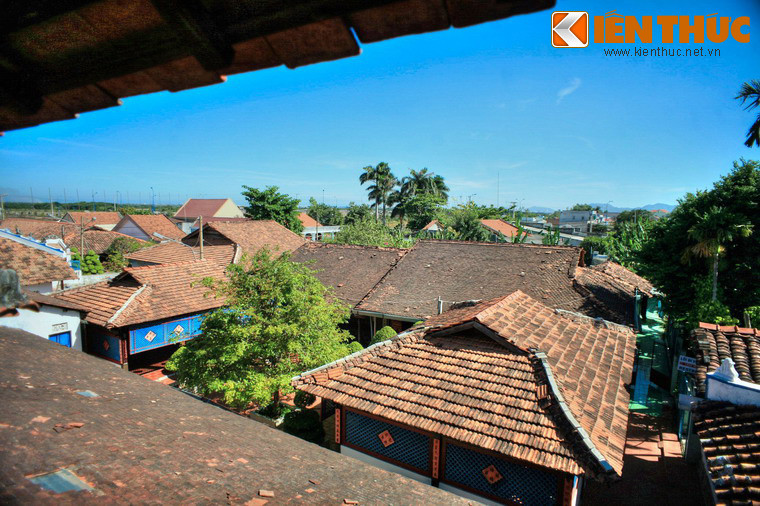 Điều đặc biệt là các công trình ở nơi đây không được xây theo một quy hoạch tổng thể nào cả. Các nhà lầu nhà trệt xen kẽ kế tiếp nhau, không cân đối, không sau trước, đã tạo nên một bố cục kiến trúc khác lạ, phá vỡ nghiêm luật xây dựng đương thời.