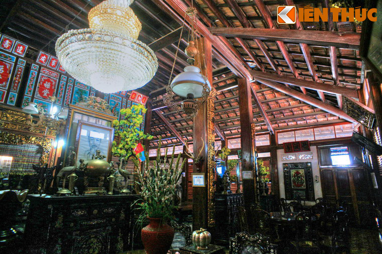 Các bàn thờ là nơi thờ nhiều đối tượng của Phật giáo, Đạo giáo, Nho giáo, danh nhân lịch sử và thờ Ông Trần cùng những người trong gia tộc họ Lê.