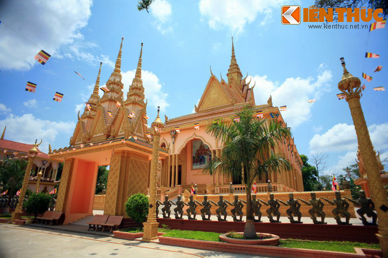 6. Tọa lạc tại xã Đại An, huyện Tà Cú, tỉnh Trà Vinh, chùa Nodol (còn gọi là chùa Cò, chùa Giồng Lớn) được xây dựng vào năm 1678. Sau nhiều lần trùng tu, lần mới nhất vào năm 2009-2012 thì chùa có diện mạo như hiện tại, với dáng vẻ bề thế và lộng lẫy.