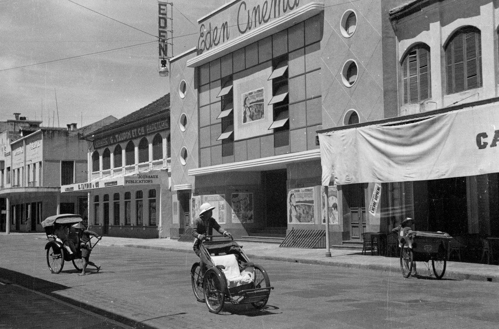 Xe xích lô và xe kéo tay bên ngoài rạp Eden (nay là rạp Công Nhân) ở phố Paul Bert (nay là Tràng Tiền).