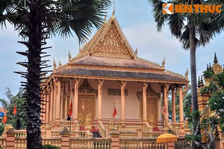 3. Nằm ở số 53 đường Tôn Đức Thắng, TP Sóc Trăng, tỉnh Sóc Trăng, chùa Kh’Leang là một trong những chùa Khmer có lịch sử lâu đời và kiến trúc đẹp nhất Nam Bộ. Chùa được xây dựng từ năm 1533, đã được trùng tu nhiều lần. Kiến trúc hiện nay có từ đợt trùng tu lớn cuối thập niên 1910.