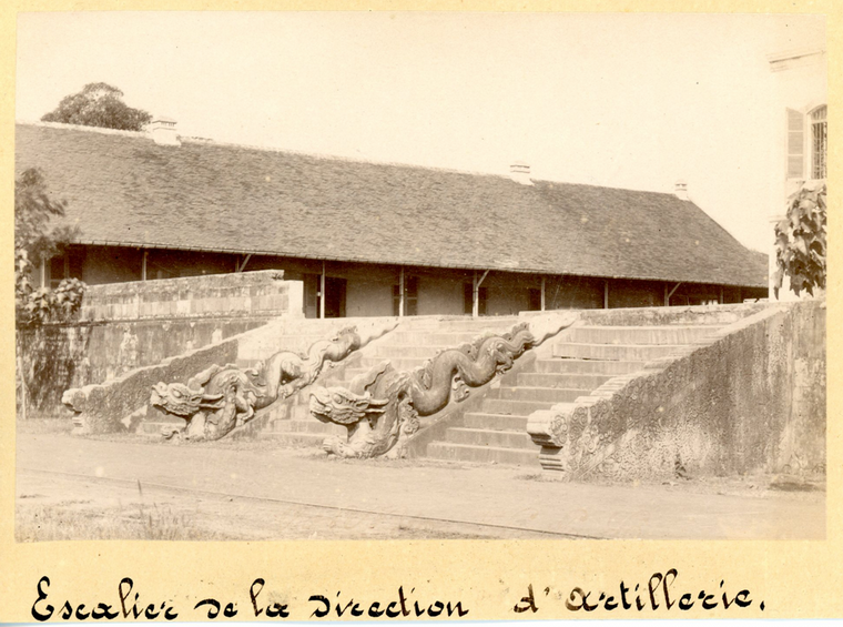 Bậc thang tại Sở chỉ huy Pháo binh trong thành Hà Nội, trước kia là bậc thềm của điện Kính Thiên - Hoàng thành Thăng Long.