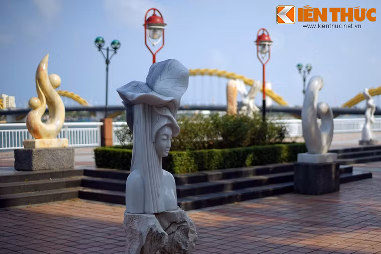 Các bức tượng không có tựa đề, và mỗi người đều có thể đặt cho tượng một cái tên dựa trên cảm nhận của riêng mình.