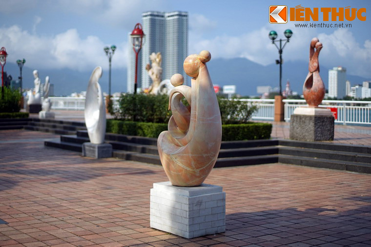 Vào những dịp lễ, Tết, một số tượng sẽ được thay thế để diện mạo của khu vườn tượng luôn luôn tươi mới.