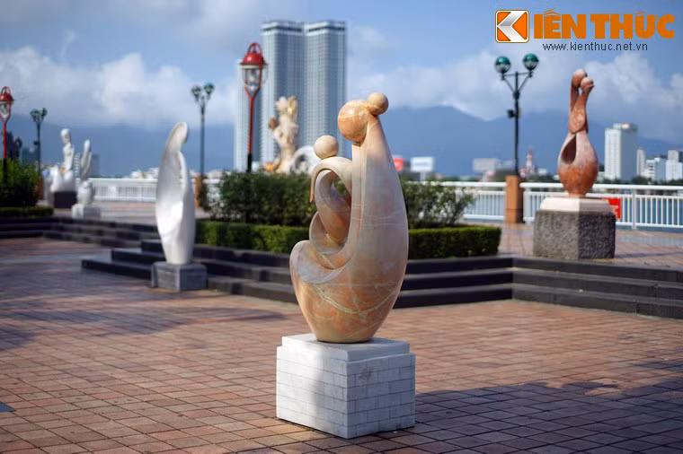 Vào những dịp lễ, Tết, một số tượng sẽ được thay thế để diện mạo của khu vườn tượng luôn luôn tươi mới.